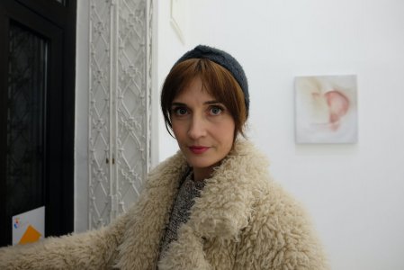 Dorota Kozieradzka na wystawie "poszukiwanie drugiej połówki pestki, cięcie" | fot. Weronika Kocewiak