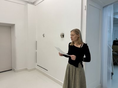 Weronika Kocewiak na otwarciu wystawy "poszukiwanie drugiej połówki pestki, cięcie" 