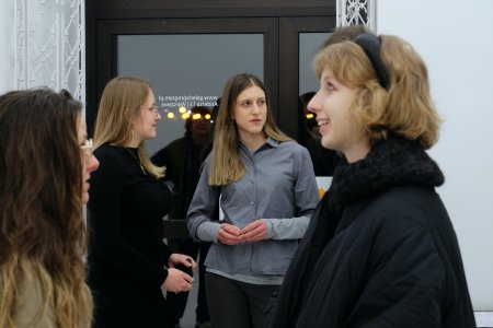 poszukiwanie drugiej połówki pestki, cięcie | fot. Weronika Kocewiak