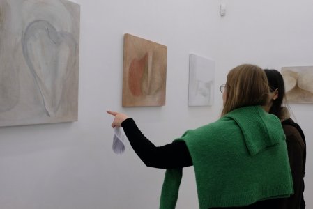poszukiwanie drugiej połówki pestki, cięcie | fot. Weronika Kocewiak